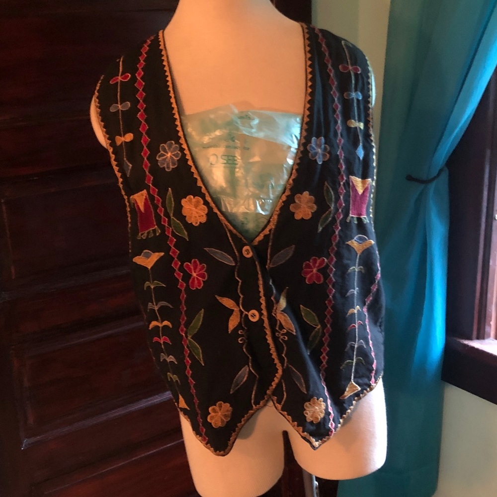 Black vintage vest embroidered in India/large/ folk influenced floral